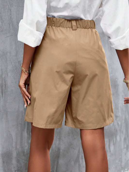 Khaki Effen Shorts met Schuine Zakken & Plooi Details